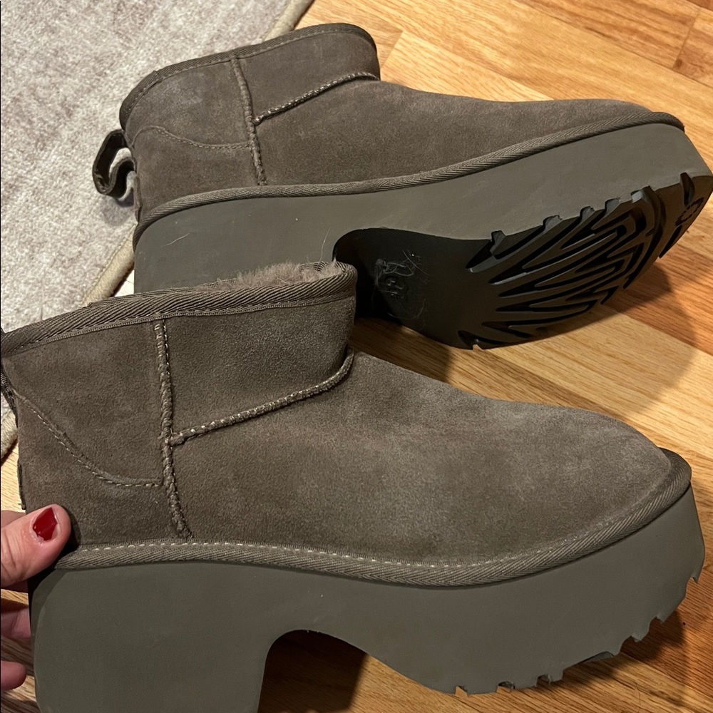 Platform Uggs Size 9 - image 2
